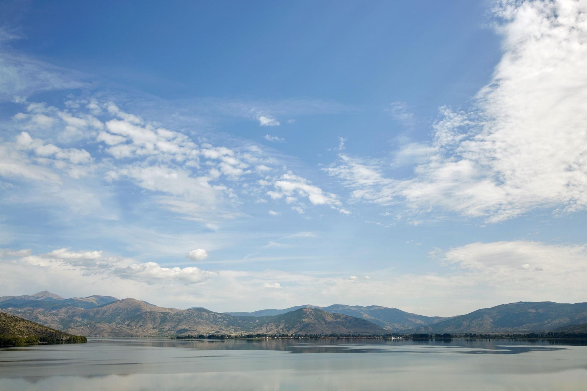 Limneon Resort & Spa Кастория Экстерьер фото View of the lake