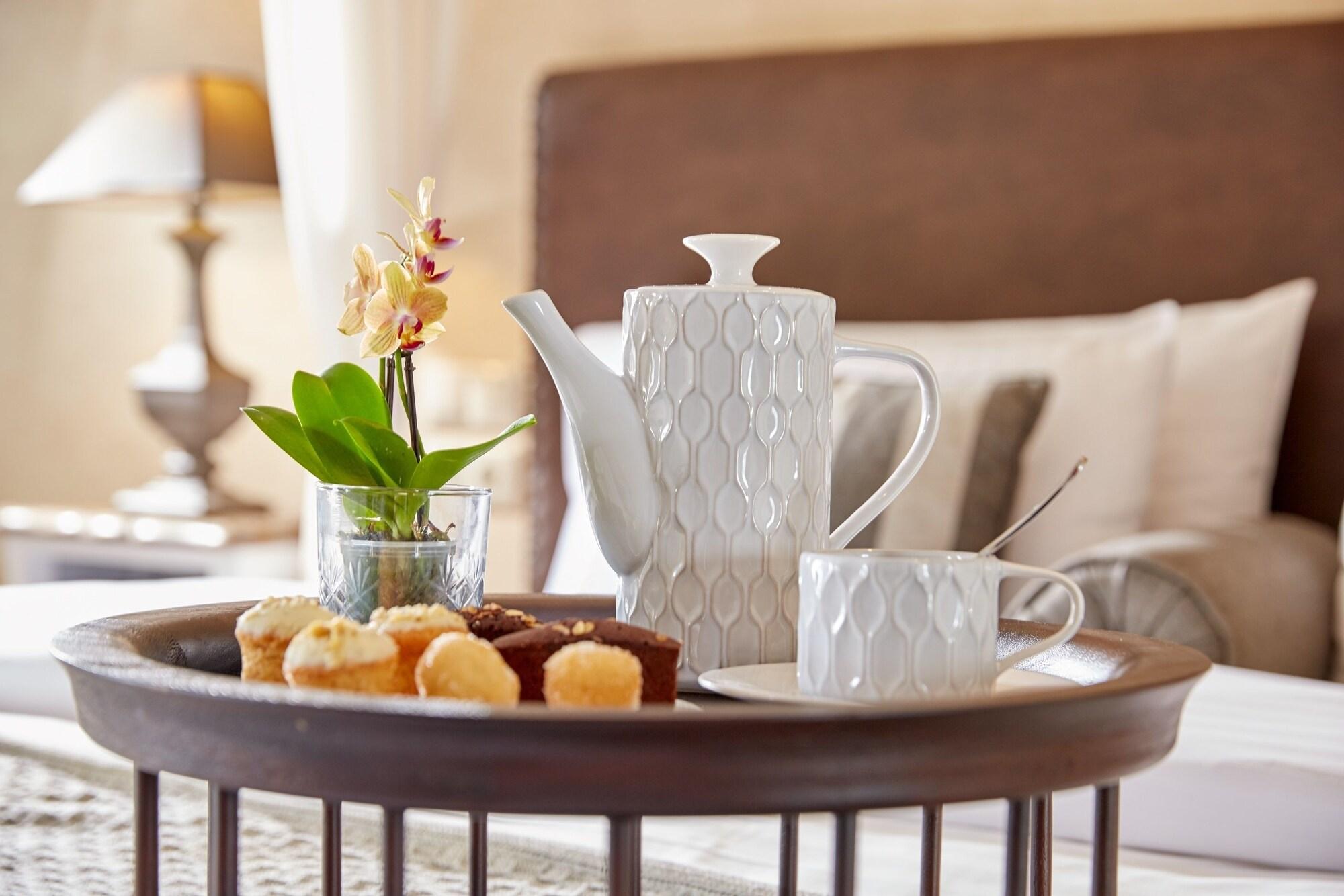 Limneon Resort & Spa Кастория Экстерьер фото Tea set