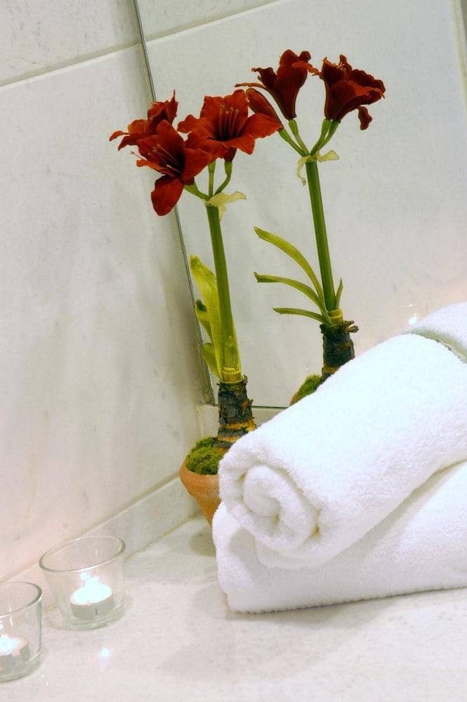 Limneon Resort & Spa Кастория Экстерьер фото A lucky bamboo arrangement