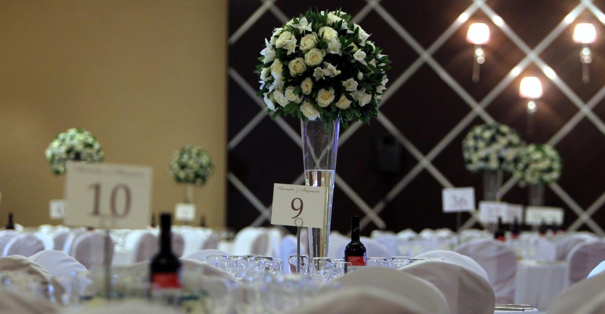 Limneon Resort & Spa Кастория Экстерьер фото A table centerpiece