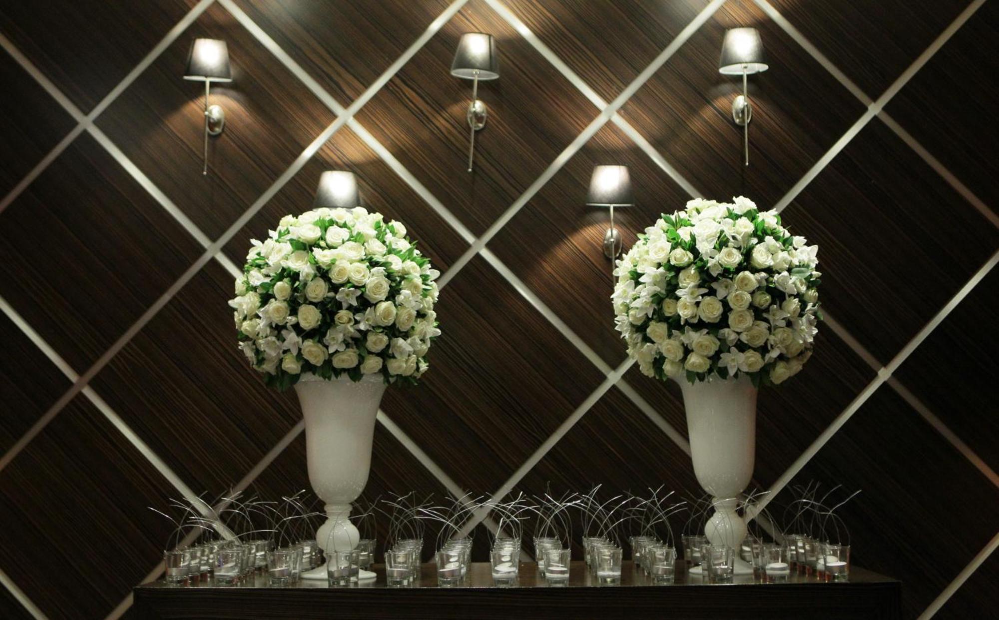 Limneon Resort & Spa Кастория Экстерьер фото Flower arrangement