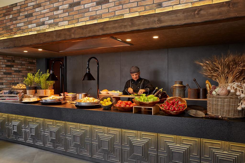 Limneon Resort & Spa Кастория Экстерьер фото A chef at work at the kitchen