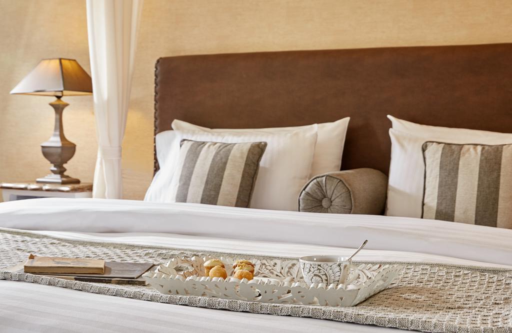 Limneon Resort & Spa Кастория Экстерьер фото A bed with a headboard