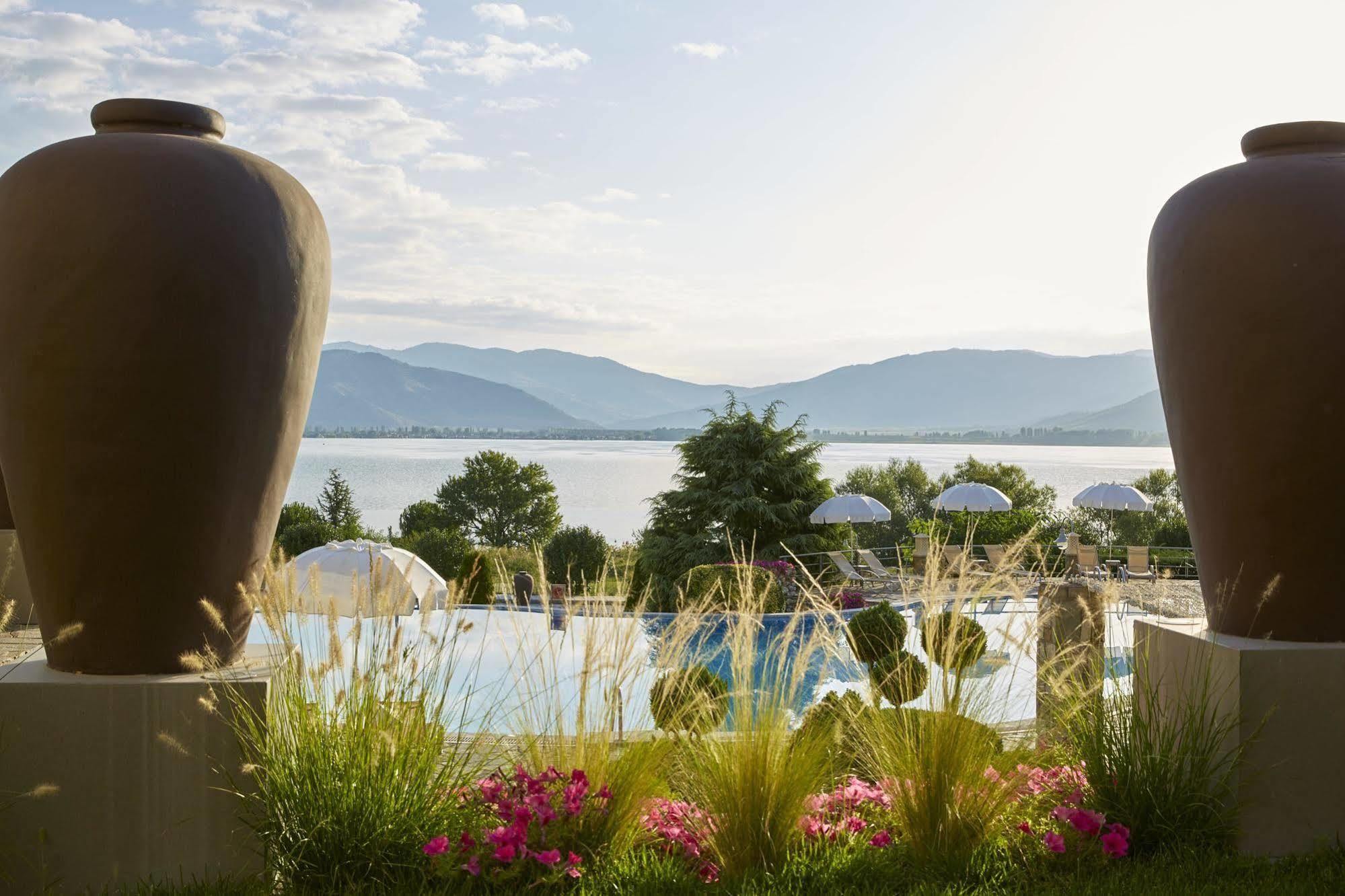 Limneon Resort & Spa Кастория Экстерьер фото View of the resort