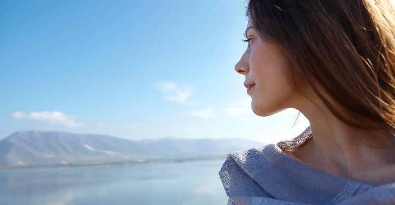 Limneon Resort & Spa Кастория Экстерьер фото A woman with a long neck